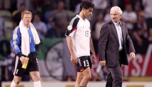 Die EM 2004 in Portugal – ein Schandfleck der deutschen Fußballgeschichte. Heute vor 16 Jahren scheidet das DFB-Team durch ein 1:2 gegen Tschechien schon in der Turnier-Vorrunde aus. Es ist der Startschuss für Klinsis Sommermärchen. Ein Rückblick.