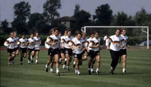 Die deutsche Mannschaft beim Training vor dem Spiel gegen Jugoslawien.