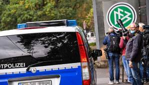 Unglaubliche Szenen: Die Steuerfahndung der Polizei rückt an der DFB-Zentrale in Frankfurt an.