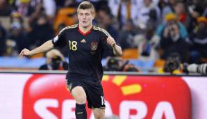 11. TONI KROOS - Alter bei Debüt: 20 Jahre, 5 Monate, 19 Tage. Der damals an Leverkusen ausgeliehene Mittelfeldmann durfte erstmals bei der WM 2010 gegen Ghana (1:0) ran. Wurde Dritter und kehrte dann zum FC Bayern zurück.