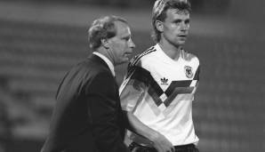 VOGTS’ Debüt am 29. August 1990 war ein 1:1 in einem Testspiel in Portugal, bei dem Lothar Matthäus traf. Trotz des EM-Triumphs von 1996 war Vogts (Bild: mit Manfred Binz) nie ein Liebling der Massen. Warf im September 1998 die Brocken hin.