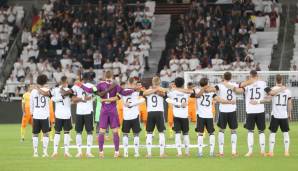 Schweigeminute zu Ehren Gerd Müllers vor dem WM-Qualifikationsspiel Deutschland gegen Armenien in Stuttgart.