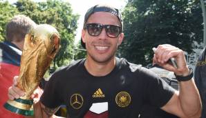 LUKAS PODOLSKI: Durchlief nach der WM zahlreiche Stationen. England, Italien, Türkei, Japan, Polen – alles dabei! Erzielte für Górnik Zabrze neulich ein Traumtor von der Mittellinie. Hat zudem einen Dönerladen in Köln. Ob Großkreutz ihn dort besucht?