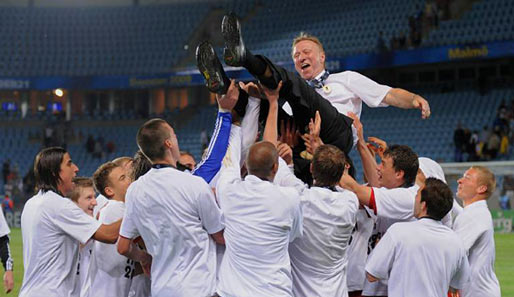 Er lebe hoch! Horst Hrubesch hat nach der U 19 auch die U 21 zum EM-Titel geführt