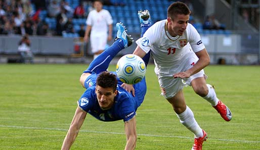 Italien und Serbien lieferten sich einen harten Kampf. Marco Andreolli und Zoran Tosic im Duell