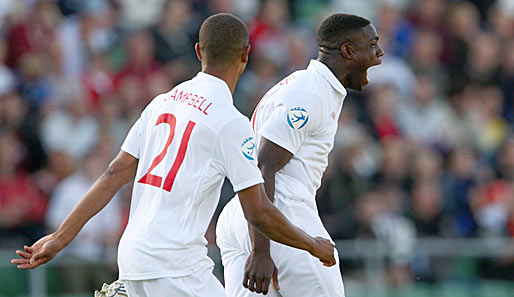 Englands Micah Richards (r.) bejubelt das entscheidende 2:1 gegen Finnland