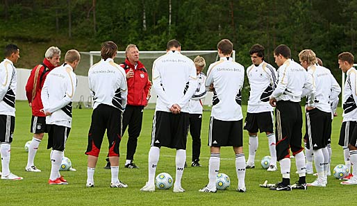 Horst Hrubesch schwört seine Mannen auf das England-Spiel ein