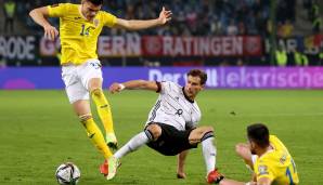 LEON GORETZKA: "Mister Gegenpressing" eroberte mehrere Bälle nach Ballverlust und zog mit seinen intensiven Laufwegen zahlreiche Räume ins rumänische Abwehrbollwerk. Kurz vor Schluss leitete er per Kopf den deutschen Siegtreffer ein. Note: 2,5.