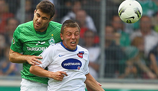 Sokratis (l.) und Werder Bremen scheiterten an Drittligist Heidenheim