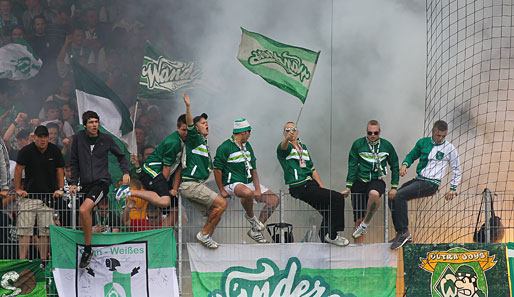 Fans von Werder Bremen zündeten beim Spiel gegen Heidenheim Feuerwerkskörper