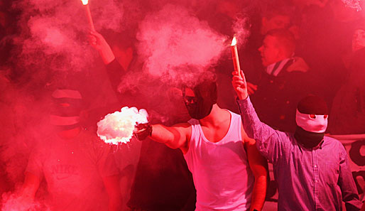 Pyrotechnik während des Pokalspiels zwischen Hannover und Dresden