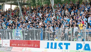 Die Fans der Stuttgarter Kickers fiebern dem Spiel entgegen
