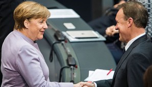 Thomas Oppermann sorgte im Bundestag für ein Schmunzeln bei Kanzlerin Angela Merkel