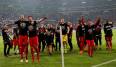 Die Spieler von Eintracht Frankfurt feierten nach dem gewonnenen Pokalhalbfinale ekstatisch.