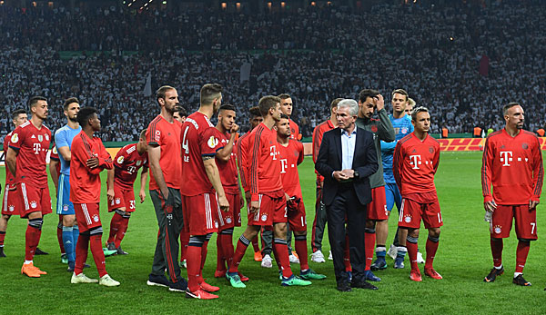 Der FC Bayern verabschiedete sich nach dem verlorenen Pokalfinale ohne Spalier zu stehen in die Kabine.