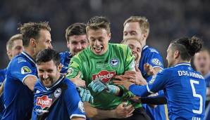 2015: ARMINIA BIELEFELD (Halbfinale): Auf einem 15 Jahre alten Rasen kamen viele Bundesligisten ins Straucheln. So flogen gegen die Arminia Hertha, Werder und Gladbach raus. Im Halbfinale unterlag der Underdog dem späteren Pokalsieger aus Wolfsburg.