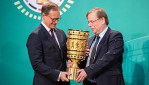 BFV-Präsident Rainer Koch und der amtierende Bürgermeister Berlins, Michael Müller, nehmen den kostbaren DFB-Pokal beim Cup Handover am 10. Mai entgegen.