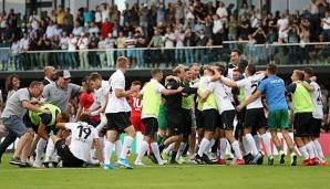 Der SC Verl feiert den Sieg gegen den FC Augsburg.