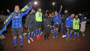 Ausgelassen feierten die Spieler des FC Saarbrücken nach Abpfiff den Einzug ins Halbfinale.