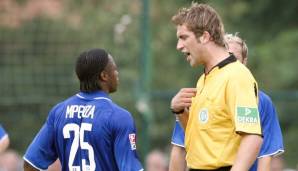 EMILE MPENZA: Sah nach dem ersten Witz-Elfer Rot, weil er angeblich Hoyzer beleidigt hätte. Wurde später begnadigt. Mpenza verließ den HSV 2005 in Richtung Katar.