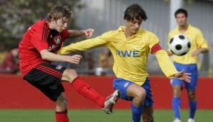 Marcel Plazuek im Einsatz für die U19 von Rot-Weiss Essen gegen Bayer Leverkusens Christoph Kramer.