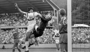 Klemens Hartenbach 1991 im Tor des Freiburger FC im Pokal gegen den VfB. Links: Christian Streich.