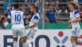 Schalkes 1:0-Torschütze Salazar jubelt mit Drexler, der das 2:0 für Königsblau beim Bremer SV erzielt hat.