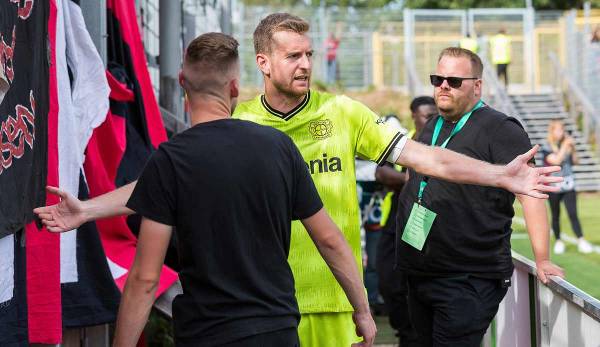 Lukas Hradecky suchte nach dem Leverkusener Pokal-Aus das Gespräch mit den Fans.