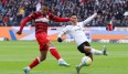 Der VfB Stuttgart (rot-schwarz) und Eintracht Frankfurt ermitteln heute den zweiten Pokalfinalisten.