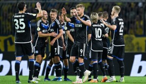 Die Spieler des FC Schalke 04 jubeln im Spiel gegen Eintracht Braunschweig über ein Tor im DFB-Pokal.