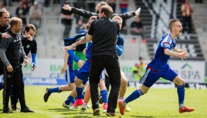 Eskalation bei Holstein Kiel! Mit einem 1:0-Auswärtssieg bei Sonnenhof Großaspach fixierten die Störche den Aufstieg in die 2. Liga