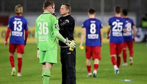 Die Nerven in Krefeld liegen blank: Trainer Frank Heinemann tröstet Keeper Robin Benz nach der Pleite gegen Kaiserslautern.