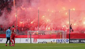 Beim Derby in Mannheim haben wieder einmal Chaoten für Pyro-Wirbel gesorgt.