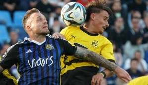 Borussia Dortmund II (rechts: Guillermo Bueno Lopez) geht als Favorit in das Derby gegen den MSV Duisburg.