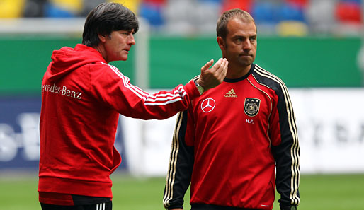 Joachim Löw (l.) soll seinen Vertrag als Bundestrainer bis zur WM 2014 erfüllen