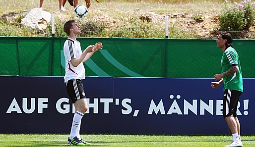 Mit Köpfchen: Per Mertesacker (l.) und Tim Wiese spielen sich im Training die Bälle zu