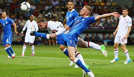 Eine von vielen Torchancen zwischen England und Italien: Abate (r.) rettet vor Rooney