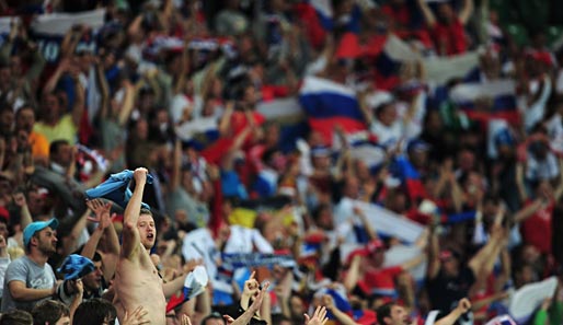 Im Breslauer Stadion sollen russische Fans mit Fahnen mit illegalen Motiven geschwenkt haben