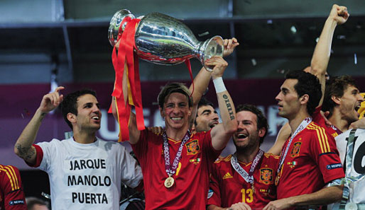 Cesc Fabregas, Fernando Torres, Juan Mata und Alvaro Arbeloa (v.l.) feiern den EM-Titel