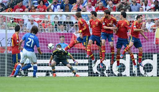Szene vom 1:1 am ersten Vorrundenspieltag: Andrea Pirlo schießt, Iker Casillas hält
