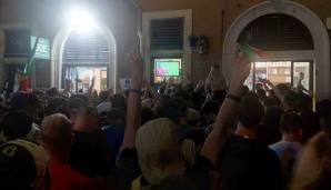 Kleiner Bildschirm, viele Menschen: Public Viewing in Rom beim Viertelfinale zwischen Italien und Belgien.