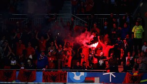 Die albanischen Fans zündeten auf den Rängen Pyrotechnik