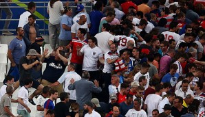 Russische Hooligans schlugen auf englische Fans ein