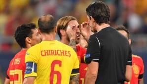 Sergio Ramos (M.) zeigt Referee Deniz Aytekin die "Brille".