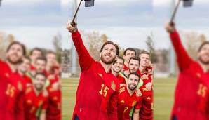 SPANIEN - HEIM: First, let me take a Selfie! Sergio Ramos ist offenbar hochzufrieden mit dem neuen EM-Trikot der Spanier.
