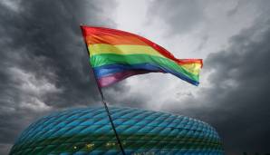 Niederländischen Fußballfans ist vor dem EM-Achtelfinale am Sonntag offenbar das Tragen von Regenbogenfahnen in der Fanzone in Budapest verboten worden.