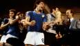 Italiens Kapitän Dino Zoff greift nach dem 3:1 im WM-Endspiel von 1982 gegen Deutschland nach dem WM-Pokal. Im Vordergrund jubelt Claudio Gentile.