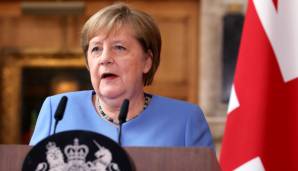 Bundeskanzlerin Angela Merkel hat die Zuschauerpläne für die Halbfinals und das Endspiel bei der Fußball-EM in London kritisch hinterfragt.