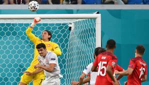 YANN SOMMER (Schweiz): Erneut zeigte der Gladbach ein ganz starkes Spiel, reagierte in der Verlängerung mehrfach überragend und hielt auch einen Elfmeter. Doch nach dem Triumph gegen Frankreich reichte es dieses Mal nicht.