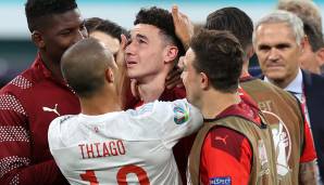 THIAGO (Spanien): Aus sportlicher Sicht war der Ex-Münchner erneut kein Faktor, wurde zum dritten Mal spät eingewechselt. Doch mit seinem Trost für den weinenden Vargas hat der Reds-Spieler auch die Herzen der Schweizer Fans erobert.